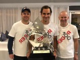 Ecco Roger Federer al centro della foto col 100° trofeo vinto in carriera da singolarista professionista (Atp Dubai marzo 2019) (Foto: credits to https://www.facebook.com/Federer/)