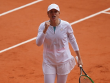 Tennis, Iga Swiatek scrive la storia al Roland Garros / Primo torneo Grand Slam per la Polonia, grazie alla vittoria della 19enne di Varsavia nel singolare femminile RG 2020