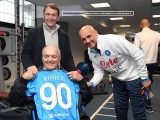 Buon 90° compleanno Luis Vinicio / O’ Lione, storico attaccante e allenatore del Napoli tra gli anni ’50 e ‘70, festeggia la ricorrenza al centro tecnico di Castel Volturno con gli Azzurri di Mr Spalletti, raccontando aneddoti ed emozioni