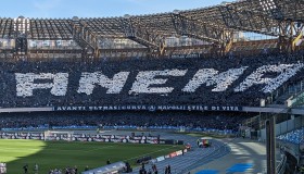 Napoli-Frosinone 3-0 cronaca azioni 10 ottobre 2026 minuto per minuto 6^ giornata Serie A / Doppietta di De Bruyne e gol di Lang: 3-0 per gli azzurri. Gli uomini di Allegri vincono e convincono