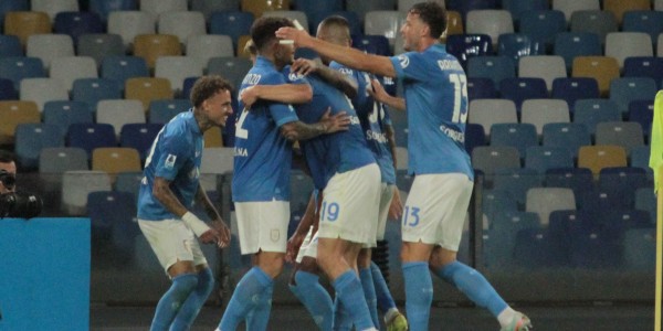 Napoli-Frosinone 3-0 cronaca azioni 10 ottobre 2026 minuto per minuto 6^ giornata Serie A / Doppietta di De Bruyne e gol di Lang. Gli uomini di Allegri vincono e convincono. Le dichiarazioni di mr Max nel post gara e la frecciatina dell’olandese all’ex allenatore Conte